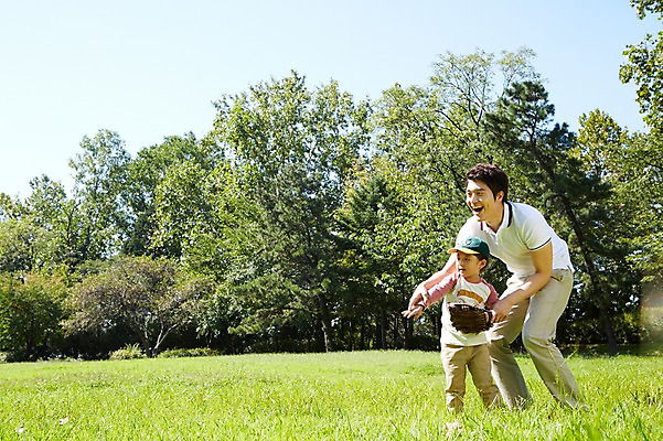 포토 JPG 주간 전신 나무 식물 모자 라이프스타일 공원 남자 행복 아들 여유 어린이 가족 놀이 하늘 서기 미소 웃음 들기 사람 동양인 소년 잔디 성인 야외 두명 옆모습 30대 부모 소풍 야구 한국인 글러브 자녀 야구글러브 던지기 아빠 즐거움 상쾌 부자지간 남자만 국내포토 자연요소 잡화 공공시설 감정 스포츠용품 뷰포인트 장갑 관계 모션 표정 인종 생활 장년 야외활동 구기 파일형식
