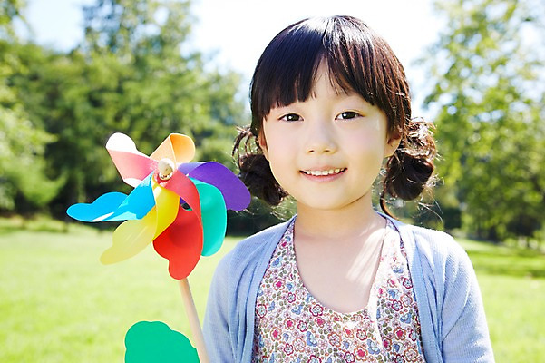 포토 JPG 주간 나무 식물 라이프스타일 공원 여자 행복 여유 어린이 놀이 한명 미소 웃음 들기 사람 동양인 소녀 잔디 상반신 야외 앞모습 아웃포커스 장난감 소풍 한국인 바람개비 즐거움 상쾌 여자만 여자한명만 어린이만 소녀한명만 국내포토 자연요소 1 공공시설 감정 뷰포인트 모션 촬영기법 표정 인종 생활 야외활동 소녀만 파일형식