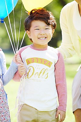 포토 JPG 주간 라이프스타일 공원 남자 행복 여유 어린이 가족 놀이 미소 웃음 들기 사람 동양인 소년 상반신 성인 야외 앞모습 아웃포커스 소풍 한국인 즐거움 가족사진 상쾌 풍선 풍선놀이 남자만 국내포토 자연요소 공공시설 감정 뷰포인트 관계 모션 촬영기법 표정 인종 생활 야외활동 파일형식 단체사진