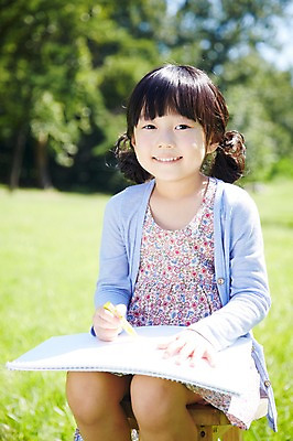 포토 JPG 주간 나무 식물 라이프스타일 공원 여자 행복 여유 어린이 의자 놀이 한명 미소 웃음 사람 앉기 동양인 소녀 잔디 야외 앞모습 아웃포커스 소풍 한국인 그리기 스케치북 즐거움 상쾌 그림 크레파스 여자만 여자한명만 어린이만 소녀한명만 국내포토 자연요소 1 공공시설 감정 뷰포인트 가구 모션 학용품 촬영기법 표정 인종 생활 야외활동 소녀만 파일형식