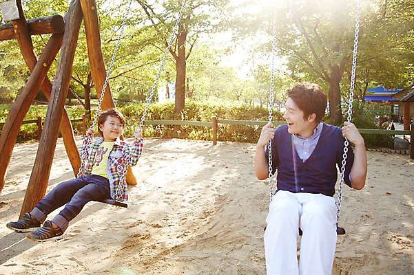 포토 JPG 주간 나무 식물 라이프스타일 공원 남자 행복 아들 여유 어린이 가족 놀이 미소 웃음 사람 앉기 동양인 소년 야외 두명 앞모습 30대 부모 소풍 마주보기 한국인 자녀 아빠 놀이기구 놀이터 승차 즐거움 그네 상쾌 그네타기 부자지간 남자만 국내포토 자연요소 공공시설 감정 뷰포인트 관계 모션 표정 인종 생활 장년 야외활동 파일형식