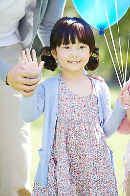 포토 JPG 주간 라이프스타일 공원 여자 행복 여유 어린이 가족 놀이 미소 웃음 들기 사람 동양인 소녀 상반신 성인 야외 앞모습 아웃포커스 소풍 한국인 즐거움 가족사진 상쾌 손인사 풍선 풍선놀이 여자만 국내포토 자연요소 공공시설 감정 뷰포인트 관계 모션 촬영기법 표정 인종 생활 야외활동 인사 파일형식 단체사진