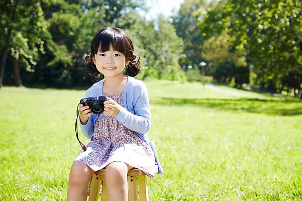 포토 JPG 주간 나무 식물 라이프스타일 공원 여자 행복 여유 어린이 의자 놀이 한명 미소 웃음 들기 사람 앉기 동양인 소녀 잔디 야외 앞모습 아웃포커스 소풍 카메라 사진촬영 한국인 즐거움 상쾌 여자만 여자한명만 어린이만 소녀한명만 국내포토 자연요소 1 공공시설 감정 뷰포인트 가구 모션 촬영기법 표정 인종 생활 전자제품 야외활동 촬영 소녀만 파일형식
