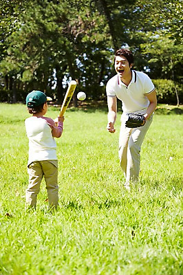 포토 JPG 주간 전신 나무 식물 모자 라이프스타일 공원 남자 행복 아들 여유 어린이 공 가족 놀이 서기 미소 웃음 들기 사람 동양인 소년 잔디 성인 야외 두명 앞모습 뒷모습 30대 부모 소풍 마주보기 야구 한국인 야구방망이 글러브 자녀 야구글러브 던지기 아빠 즐거움 야구공 상쾌 부자지간 남자만 국내포토 자연요소 잡화 공공시설 감정 스포츠용품 뷰포인트 장갑 관계 모션 표정 인종 생활 장년 야외활동 구기 야구용품 파일형식