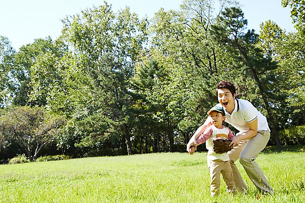 포토 JPG 주간 전신 나무 식물 모자 라이프스타일 공원 남자 행복 아들 여유 어린이 가족 놀이 서기 미소 웃음 들기 사람 동양인 소년 잔디 성인 야외 두명 옆모습 30대 부모 소풍 야구 한국인 글러브 자녀 야구글러브 던지기 아빠 즐거움 상쾌 부자지간 남자만 국내포토 자연요소 잡화 공공시설 감정 스포츠용품 뷰포인트 장갑 관계 모션 표정 인종 생활 장년 야외활동 구기 파일형식