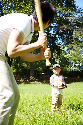 포토 JPG 주간 나무 식물 모자 라이프스타일 공원 남자 행복 아들 여유 어린이 공 가족 놀이 서기 들기 사람 동양인 소년 잔디 성인 야외 두명 앞모습 옆모습 아웃포커스 30대 부모 소풍 야구 한국인 야구방망이 글러브 자녀 야구글러브 아빠 즐거움 야구공 상쾌 부자지간 남자만 국내포토 자연요소 잡화 공공시설 감정 스포츠용품 뷰포인트 장갑 관계 모션 촬영기법 인종 생활 장년 야외활동 구기 야구용품 파일형식