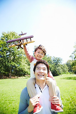 포토 JPG 주간 나무 식물 라이프스타일 공원 남자 행복 아들 여유 어린이 가족 놀이 하늘 비행기 미소 웃음 들기 사람 동양인 소년 잔디 성인 야외 두명 앞모습 30대 부모 장난감 소풍 한국인 자녀 목말 아빠 즐거움 상쾌 비행기놀이 부자지간 남자만 국내포토 자연요소 공공시설 감정 뷰포인트 관계 항공교통 모션 대중교통 표정 인종 생활 장년 야외활동 파일형식