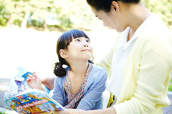 포토 JPG 주간 라이프스타일 공원 여자 딸 행복 여유 어린이 가족 모녀 엄마 사람 앉기 동양인 소녀 상반신 성인 야외 두명 옆모습 아웃포커스 책 30대 부모 독서 소풍 마주보기 한국인 자녀 상쾌 동화책 여자만 국내포토 자연요소 공공시설 감정 뷰포인트 관계 모션 촬영기법 인종 생활 장년 야외활동 파일형식