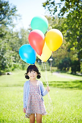 포토 JPG 주간 나무 식물 라이프스타일 공원 여자 행복 여유 어린이 놀이 한명 서기 미소 웃음 들기 사람 동양인 소녀 잔디 야외 앞모습 아웃포커스 소풍 한국인 즐거움 상쾌 풍선 풍선놀이 여자만 여자한명만 어린이만 소녀한명만 국내포토 자연요소 1 공공시설 감정 뷰포인트 모션 촬영기법 표정 인종 생활 야외활동 소녀만 파일형식