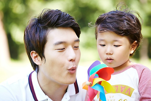 포토 JPG 주간 라이프스타일 공원 남자 행복 아들 여유 어린이 가족 놀이 들기 사람 동양인 소년 상반신 성인 야외 두명 앞모습 아웃포커스 30대 부모 장난감 소풍 한국인 자녀 아빠 불기 바람개비 즐거움 상쾌 부자지간 남자만 국내포토 자연요소 공공시설 감정 뷰포인트 관계 모션 촬영기법 인종 생활 장년 야외활동 파일형식