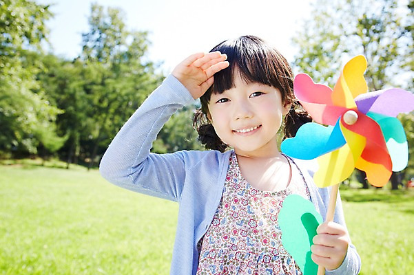 포토 JPG 주간 나무 식물 라이프스타일 공원 여자 행복 여유 어린이 놀이 한명 미소 웃음 들기 사람 동양인 소녀 잔디 상반신 야외 앞모습 아웃포커스 장난감 소풍 한국인 바람개비 즐거움 상쾌 여자만 여자한명만 어린이만 소녀한명만 국내포토 자연요소 1 공공시설 감정 뷰포인트 모션 촬영기법 표정 인종 생활 야외활동 소녀만 파일형식