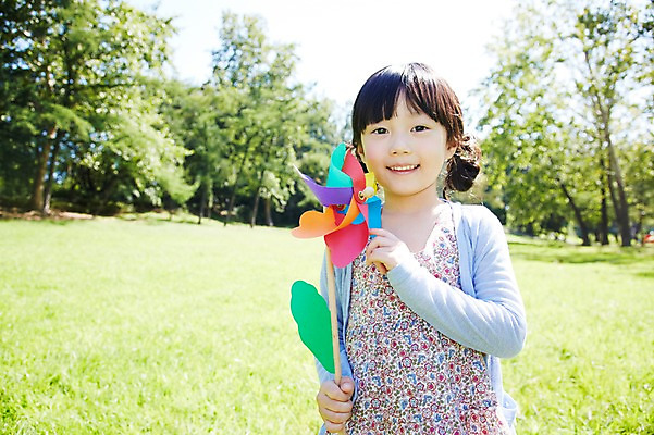 포토 JPG 주간 나무 식물 라이프스타일 공원 여자 행복 여유 어린이 놀이 한명 미소 웃음 들기 사람 동양인 소녀 잔디 상반신 야외 앞모습 아웃포커스 장난감 소풍 한국인 바람개비 즐거움 상쾌 여자만 여자한명만 어린이만 소녀한명만 국내포토 자연요소 1 공공시설 감정 뷰포인트 모션 촬영기법 표정 인종 생활 야외활동 소녀만 파일형식