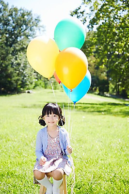 포토 JPG 주간 전신 나무 식물 라이프스타일 공원 여자 행복 여유 어린이 의자 놀이 한명 미소 웃음 들기 사람 앉기 동양인 소녀 잔디 야외 앞모습 아웃포커스 소풍 한국인 즐거움 상쾌 풍선 풍선놀이 여자만 여자한명만 어린이만 소녀한명만 국내포토 자연요소 1 공공시설 감정 뷰포인트 가구 모션 촬영기법 표정 인종 생활 야외활동 소녀만 파일형식