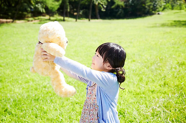 포토 JPG 주간 라이프스타일 공원 여자 행복 여유 어린이 인형 놀이 한명 미소 웃음 들기 사람 동양인 소녀 잔디 상반신 야외 옆모습 아웃포커스 장난감 소풍 곰인형 한국인 즐거움 상쾌 인형놀이 여자만 여자한명만 어린이만 소녀한명만 국내포토 자연요소 식물 1 공공시설 감정 뷰포인트 모션 촬영기법 표정 인종 생활 야외활동 소녀만 파일형식