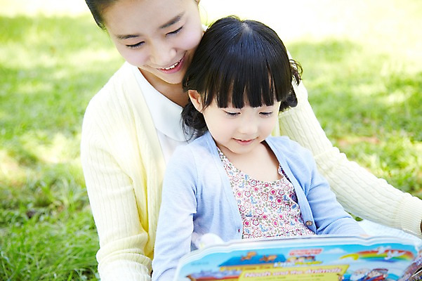 포토 JPG 주간 라이프스타일 응시 공원 여자 딸 행복 여유 어린이 가족 모녀 엄마 미소 웃음 사람 동양인 소녀 잔디 상반신 성인 야외 두명 앞모습 아웃포커스 책 30대 부모 독서 소풍 한국인 자녀 상쾌 동화책 여자만 국내포토 자연요소 식물 시선 공공시설 감정 뷰포인트 관계 촬영기법 표정 인종 생활 장년 야외활동 파일형식