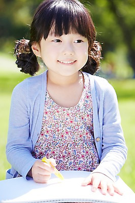 포토 JPG 주간 라이프스타일 공원 여자 행복 여유 어린이 놀이 한명 미소 웃음 사람 동양인 소녀 잔디 상반신 야외 앞모습 아웃포커스 소풍 한국인 그리기 스케치북 즐거움 상쾌 그림 크레파스 여자만 여자한명만 어린이만 소녀한명만 국내포토 자연요소 식물 1 공공시설 감정 뷰포인트 모션 학용품 촬영기법 표정 인종 생활 야외활동 소녀만 파일형식