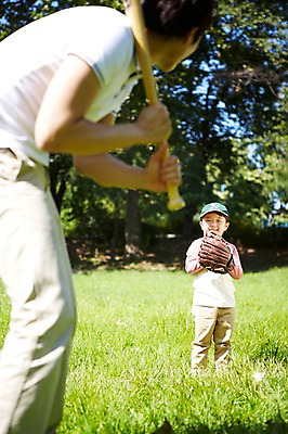 포토 JPG 주간 나무 식물 모자 라이프스타일 공원 남자 행복 아들 여유 어린이 가족 놀이 서기 미소 웃음 들기 사람 동양인 소년 잔디 성인 야외 두명 앞모습 옆모습 아웃포커스 30대 부모 소풍 야구 한국인 야구방망이 글러브 자녀 야구글러브 아빠 즐거움 상쾌 부자지간 남자만 국내포토 자연요소 잡화 공공시설 감정 스포츠용품 뷰포인트 장갑 관계 모션 촬영기법 표정 인종 생활 장년 야외활동 구기 야구용품 파일형식