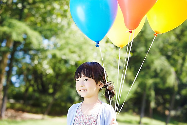 포토 JPG 주간 나무 식물 라이프스타일 응시 공원 여자 행복 여유 어린이 놀이 한명 미소 웃음 들기 사람 동양인 소녀 상반신 야외 아웃포커스 소풍 한국인 즐거움 상쾌 풍선 풍선놀이 여자만 여자한명만 어린이만 소녀한명만 국내포토 자연요소 1 시선 공공시설 감정 모션 촬영기법 표정 인종 생활 야외활동 소녀만 파일형식