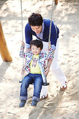 포토 JPG 주간 전신 라이프스타일 공원 남자 행복 아들 여유 어린이 가족 놀이 서기 미소 웃음 사람 앉기 동양인 소년 야외 두명 앞모습 30대 부모 소풍 한국인 자녀 아빠 밀기 놀이기구 놀이터 승차 즐거움 그네 상쾌 그네타기 부자지간 남자만 국내포토 자연요소 공공시설 감정 뷰포인트 관계 모션 표정 인종 생활 장년 야외활동 파일형식