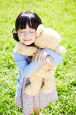 포토 JPG 주간 라이프스타일 공원 여자 행복 여유 어린이 인형 안기 놀이 한명 서기 미소 웃음 들기 사람 동양인 소녀 잔디 야외 앞모습 아웃포커스 장난감 소풍 눈감음 곰인형 한국인 즐거움 상쾌 인형놀이 여자만 여자한명만 어린이만 소녀한명만 국내포토 자연요소 식물 1 공공시설 감정 뷰포인트 모션 촬영기법 표정 인종 생활 야외활동 소녀만 파일형식
