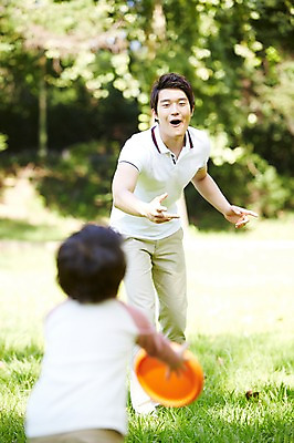 포토 JPG 주간 나무 식물 라이프스타일 공원 남자 행복 아들 여유 어린이 가족 놀이 서기 미소 웃음 사람 동양인 잔디 성인 야외 두명 앞모습 뒷모습 아웃포커스 30대 부모 장난감 소풍 한국인 자녀 던지기 아빠 즐거움 상쾌 원반 원반던지기 부자지간 남자만 국내포토 자연요소 공공시설 감정 스포츠용품 뷰포인트 관계 모션 촬영기법 표정 인종 생활 장년 야외활동 파일형식