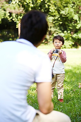 포토 JPG 주간 라이프스타일 공원 남자 행복 아들 여유 어린이 가족 놀이 서기 사람 앉기 동양인 소년 잔디 성인 야외 두명 앞모습 뒷모습 아웃포커스 30대 부모 소풍 카메라 사진촬영 한국인 자녀 아빠 즐거움 상쾌 부자지간 남자만 국내포토 자연요소 식물 공공시설 감정 뷰포인트 관계 모션 촬영기법 인종 생활 장년 전자제품 야외활동 촬영 파일형식