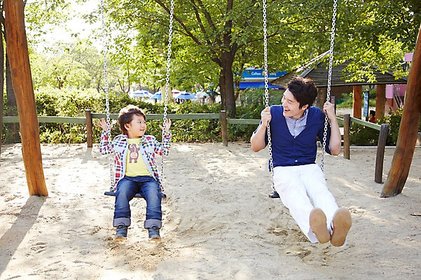포토 JPG 주간 전신 나무 식물 라이프스타일 공원 남자 행복 아들 여유 어린이 가족 놀이 미소 웃음 사람 앉기 동양인 소년 야외 두명 앞모습 30대 부모 소풍 마주보기 한국인 자녀 아빠 놀이기구 놀이터 승차 즐거움 그네 상쾌 그네타기 부자지간 남자만 국내포토 자연요소 공공시설 감정 뷰포인트 관계 모션 표정 인종 생활 장년 야외활동 파일형식