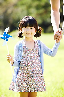 포토 JPG 주간 라이프스타일 손 공원 여자 행복 여유 어린이 가족 놀이 서기 미소 웃음 들기 사람 동양인 소녀 잔디 야외 두명 앞모습 아웃포커스 장난감 소풍 손잡기 한국인 바람개비 즐거움 상쾌 여자만 어린이만 국내포토 자연요소 식물 공공시설 감정 뷰포인트 관계 모션 촬영기법 표정 인종 생활 신체부위 야외활동 파일형식