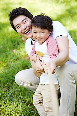 포토 JPG 주간 라이프스타일 공원 남자 행복 아들 여유 어린이 밧줄 가족 놀이 서기 미소 웃음 사람 앉기 동양인 소년 잔디 성인 야외 두명 앞모습 아웃포커스 30대 부모 소풍 한국인 자녀 아빠 당기기 즐거움 상쾌 줄다리기 부자지간 남자만 국내포토 자연요소 식물 공공시설 감정 줄 뷰포인트 관계 모션 촬영기법 표정 인종 생활 장년 야외활동 파일형식
