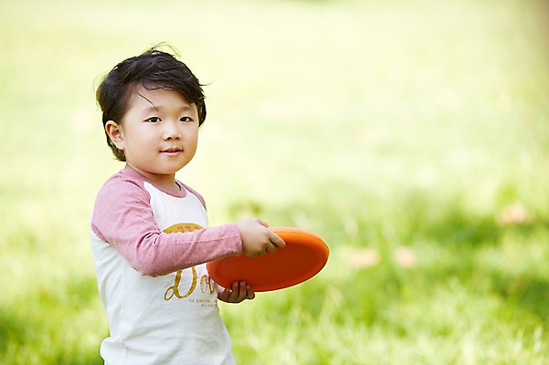 포토 JPG 주간 라이프스타일 공원 남자 행복 여유 어린이 놀이 한명 들기 사람 동양인 소년 잔디 상반신 야외 앞모습 아웃포커스 장난감 소풍 한국인 즐거움 상쾌 원반 원반던지기 남자만 남자한명만 어린이만 소년한명만 국내포토 자연요소 식물 1 공공시설 감정 스포츠용품 뷰포인트 모션 촬영기법 인종 생활 야외활동 소년만 파일형식