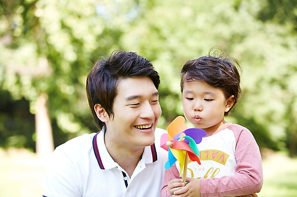 포토 JPG 주간 나무 식물 라이프스타일 공원 남자 행복 아들 여유 어린이 가족 놀이 미소 웃음 들기 사람 동양인 소년 상반신 성인 야외 두명 앞모습 아웃포커스 30대 부모 장난감 소풍 한국인 자녀 아빠 불기 바람개비 즐거움 상쾌 부자지간 남자만 국내포토 자연요소 공공시설 감정 뷰포인트 관계 모션 촬영기법 표정 인종 생활 장년 야외활동 파일형식