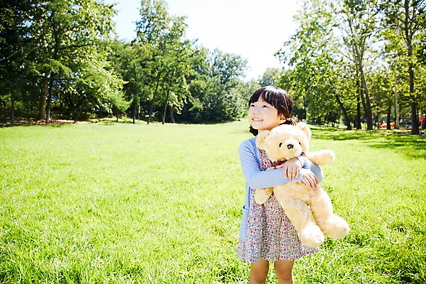 포토 JPG 주간 나무 식물 라이프스타일 응시 공원 여자 행복 여유 어린이 인형 안기 놀이 한명 서기 미소 웃음 들기 사람 동양인 소녀 잔디 야외 앞모습 장난감 소풍 곰인형 한국인 즐거움 상쾌 인형놀이 여자만 여자한명만 어린이만 소녀한명만 국내포토 자연요소 1 시선 공공시설 감정 뷰포인트 모션 표정 인종 생활 야외활동 소녀만 파일형식