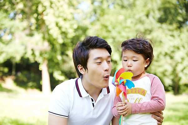 포토 JPG 주간 나무 식물 라이프스타일 공원 남자 행복 아들 여유 어린이 가족 놀이 들기 사람 동양인 소년 잔디 상반신 성인 야외 두명 앞모습 아웃포커스 30대 부모 장난감 소풍 한국인 자녀 아빠 불기 바람개비 즐거움 상쾌 부자지간 남자만 국내포토 자연요소 공공시설 감정 뷰포인트 관계 모션 촬영기법 인종 생활 장년 야외활동 파일형식