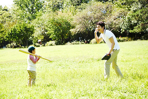포토 JPG 주간 전신 나무 식물 모자 라이프스타일 공원 남자 행복 아들 여유 어린이 공 가족 놀이 서기 미소 웃음 들기 사람 동양인 소년 잔디 성인 야외 두명 옆모습 아웃포커스 30대 부모 소풍 마주보기 야구 한국인 야구방망이 글러브 자녀 야구글러브 아빠 즐거움 야구공 상쾌 부자지간 남자만 국내포토 자연요소 잡화 공공시설 감정 스포츠용품 뷰포인트 장갑 관계 모션 촬영기법 표정 인종 생활 장년 야외활동 구기 야구용품 파일형식