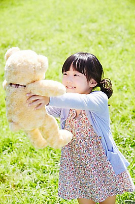 포토 JPG 주간 라이프스타일 공원 여자 행복 여유 어린이 인형 놀이 한명 서기 미소 웃음 들기 사람 동양인 소녀 잔디 야외 앞모습 장난감 소풍 곰인형 한국인 즐거움 상쾌 인형놀이 여자만 여자한명만 어린이만 소녀한명만 국내포토 자연요소 식물 1 공공시설 감정 뷰포인트 모션 표정 인종 생활 야외활동 소녀만 파일형식