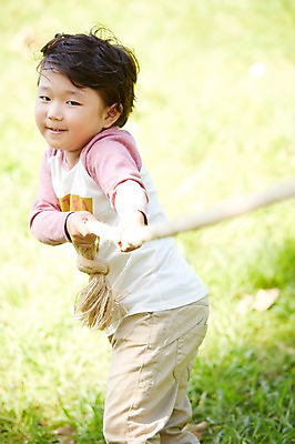 포토 JPG 주간 라이프스타일 공원 남자 행복 여유 어린이 밧줄 놀이 한명 서기 사람 동양인 소년 잔디 야외 옆모습 아웃포커스 소풍 한국인 당기기 즐거움 상쾌 줄다리기 남자만 남자한명만 어린이만 소년한명만 국내포토 자연요소 식물 1 공공시설 감정 줄 뷰포인트 모션 촬영기법 인종 생활 야외활동 소년만 파일형식