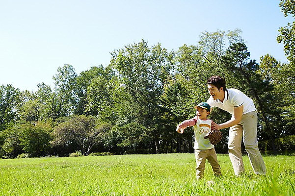 포토 JPG 주간 전신 나무 식물 모자 라이프스타일 공원 남자 행복 아들 여유 어린이 공 가족 놀이 서기 미소 웃음 들기 사람 동양인 소년 잔디 성인 야외 두명 옆모습 30대 부모 소풍 야구 한국인 글러브 자녀 권투글러브 던지기 아빠 즐거움 야구공 상쾌 부자지간 남자만 국내포토 자연요소 잡화 공공시설 감정 스포츠용품 뷰포인트 장갑 관계 모션 표정 인종 생활 장년 야외활동 구기 야구용품 파일형식