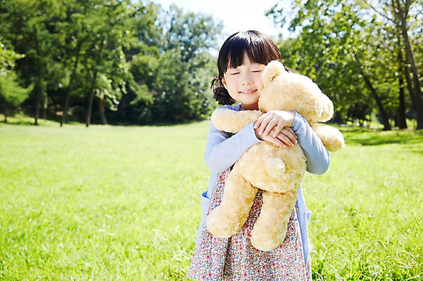 포토 JPG 주간 나무 식물 라이프스타일 공원 여자 행복 여유 어린이 인형 안기 놀이 한명 서기 미소 웃음 들기 사람 동양인 소녀 잔디 야외 앞모습 아웃포커스 장난감 소풍 눈감음 곰인형 한국인 즐거움 상쾌 인형놀이 여자만 여자한명만 어린이만 소녀한명만 국내포토 자연요소 1 공공시설 감정 뷰포인트 모션 촬영기법 표정 인종 생활 야외활동 소녀만 파일형식