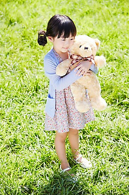 포토 JPG 주간 전신 라이프스타일 응시 공원 여자 행복 여유 어린이 인형 안기 놀이 한명 서기 미소 웃음 들기 사람 동양인 소녀 잔디 야외 앞모습 장난감 소풍 곰인형 한국인 즐거움 상쾌 인형놀이 여자만 여자한명만 어린이만 소녀한명만 국내포토 자연요소 식물 1 시선 공공시설 감정 뷰포인트 모션 표정 인종 생활 야외활동 소녀만 파일형식