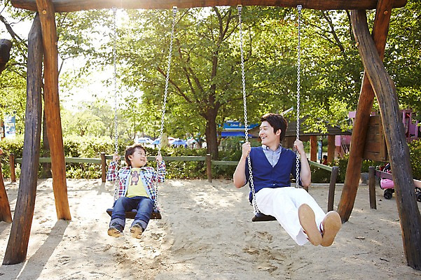 포토 JPG 주간 전신 나무 식물 라이프스타일 공원 남자 행복 아들 여유 어린이 가족 놀이 미소 웃음 사람 앉기 동양인 소년 야외 두명 앞모습 30대 부모 소풍 마주보기 한국인 자녀 아빠 놀이기구 놀이터 승차 즐거움 그네 상쾌 그네타기 부자지간 남자만 국내포토 자연요소 공공시설 감정 뷰포인트 관계 모션 표정 인종 생활 장년 야외활동 파일형식