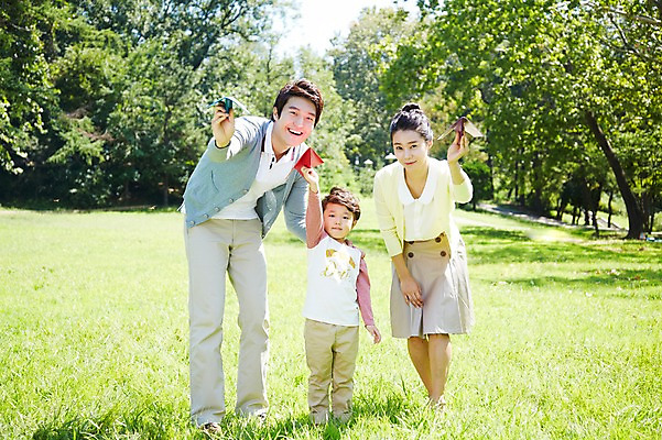 포토 JPG 주간 전신 나무 식물 라이프스타일 공원 여자 남자 행복 아들 여유 어린이 가족 놀이 엄마 비행기 서기 미소 웃음 들기 사람 동양인 소년 잔디 성인 야외 앞모습 세명 30대 부모 장난감 소풍 한국인 자녀 아빠 종이비행기 즐거움 가족사진 상쾌 비행기놀이 국내포토 자연요소 공공시설 감정 뷰포인트 관계 항공교통 모션 대중교통 표정 인종 생활 장년 야외활동 종이접기 파일형식 단체사진