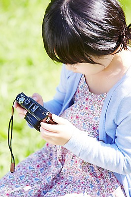포토 JPG 주간 나무 식물 라이프스타일 공원 여자 행복 여유 어린이 놀이 한명 들기 사람 동양인 소녀 잔디 야외 옆모습 아웃포커스 소풍 카메라 사진촬영 한국인 즐거움 상쾌 여자만 여자한명만 어린이만 소녀한명만 국내포토 자연요소 1 공공시설 감정 뷰포인트 모션 촬영기법 인종 생활 전자제품 야외활동 촬영 소녀만 파일형식