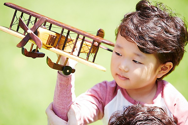 포토 JPG 주간 라이프스타일 응시 공원 남자 행복 여유 어린이 놀이 비행기 한명 들기 사람 동양인 소년 잔디 상반신 야외 아웃포커스 장난감 소풍 한국인 즐거움 상쾌 비행기놀이 남자만 남자한명만 어린이만 소년한명만 국내포토 자연요소 식물 1 시선 공공시설 감정 항공교통 모션 대중교통 촬영기법 인종 생활 야외활동 소년만 파일형식