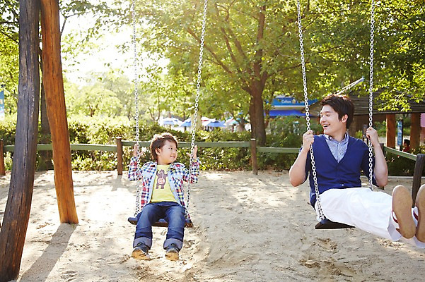 포토 JPG 주간 전신 나무 식물 라이프스타일 공원 남자 행복 아들 여유 어린이 가족 놀이 미소 웃음 사람 앉기 동양인 소년 야외 두명 앞모습 30대 부모 소풍 마주보기 한국인 자녀 아빠 놀이기구 놀이터 승차 즐거움 그네 상쾌 그네타기 부자지간 남자만 국내포토 자연요소 공공시설 감정 뷰포인트 관계 모션 표정 인종 생활 장년 야외활동 파일형식