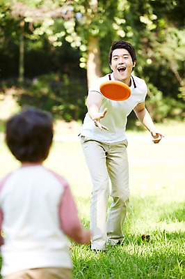 포토 JPG 주간 나무 식물 라이프스타일 공원 남자 행복 아들 여유 어린이 가족 놀이 서기 미소 웃음 사람 동양인 잔디 성인 야외 두명 앞모습 뒷모습 아웃포커스 30대 부모 장난감 소풍 한국인 자녀 던지기 아빠 즐거움 상쾌 원반 원반던지기 부자지간 남자만 국내포토 자연요소 공공시설 감정 스포츠용품 뷰포인트 관계 모션 촬영기법 표정 인종 생활 장년 야외활동 파일형식