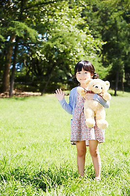 포토 JPG 주간 전신 나무 식물 라이프스타일 공원 여자 행복 여유 어린이 인형 안기 놀이 한명 서기 미소 웃음 들기 사람 동양인 소녀 잔디 야외 앞모습 아웃포커스 장난감 소풍 곰인형 한국인 즐거움 상쾌 손인사 인형놀이 여자만 여자한명만 어린이만 소녀한명만 국내포토 자연요소 1 공공시설 감정 뷰포인트 모션 촬영기법 표정 인종 생활 야외활동 인사 소녀만 파일형식