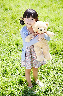 포토 JPG 주간 전신 라이프스타일 공원 여자 행복 여유 어린이 인형 안기 놀이 한명 서기 미소 웃음 들기 사람 동양인 소녀 잔디 야외 앞모습 장난감 소풍 곰인형 한국인 즐거움 상쾌 인형놀이 여자만 여자한명만 어린이만 소녀한명만 국내포토 자연요소 식물 1 공공시설 감정 뷰포인트 모션 표정 인종 생활 야외활동 소녀만 파일형식