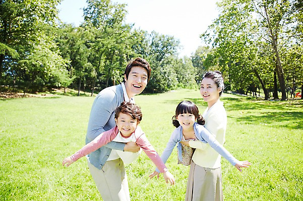 포토 JPG 주간 나무 식물 라이프스타일 공원 여자 남자 딸 행복 아들 여유 어린이 장난 가족 안기 놀이 엄마 서기 미소 웃음 사람 동양인 소녀 소년 잔디 여러명 성인 야외 앞모습 30대 부모 소풍 한국인 자녀 아빠 상쾌 비행기놀이 국내포토 자연요소 공공시설 감정 뷰포인트 다수 관계 모션 표정 인종 생활 장년 야외활동 파일형식