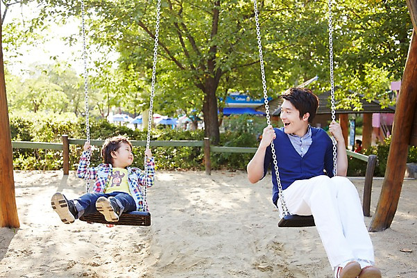 포토 JPG 주간 전신 나무 식물 라이프스타일 공원 남자 행복 아들 여유 어린이 가족 놀이 미소 웃음 사람 앉기 동양인 소년 야외 두명 앞모습 30대 부모 소풍 마주보기 한국인 자녀 아빠 놀이기구 놀이터 승차 즐거움 그네 상쾌 그네타기 부자지간 남자만 국내포토 자연요소 공공시설 감정 뷰포인트 관계 모션 표정 인종 생활 장년 야외활동 파일형식