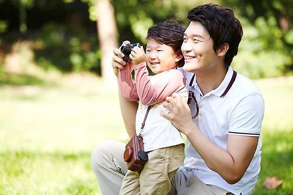 포토 JPG 주간 라이프스타일 공원 남자 행복 아들 여유 어린이 가족 놀이 서기 미소 웃음 들기 사람 앉기 동양인 소년 잔디 성인 야외 두명 옆모습 아웃포커스 30대 부모 소풍 카메라 사진촬영 한국인 자녀 아빠 즐거움 상쾌 부자지간 남자만 국내포토 자연요소 식물 공공시설 감정 뷰포인트 관계 모션 촬영기법 표정 인종 생활 장년 전자제품 야외활동 촬영 파일형식